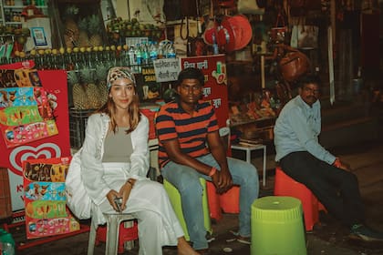 Un bazar, un comerciante, India y su gente. En las calles se percibe el tráfico, la vida caótica, bulliciosa y vibrante, algo propio de su cultura.