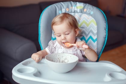 Un bebé comiendo
