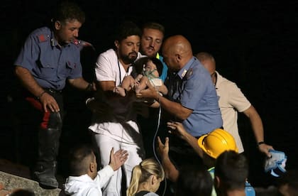 Un bebé de siete meses es rescatado de los escombros en Casamicciola