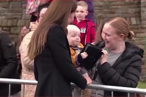 Un bebé le “robó” la cartera a Kate Middleton y el inesperado gesto de la princesa se volvió viral