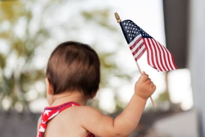 Un bebé nacido en Estados Unidos de padres extranjeros puede ser ciudadano estadounidense por nacimiento, pero también puede obtener la nacionalidad de sus padres