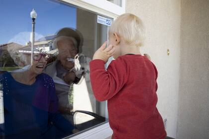 Un bebé saluda a sus abuelos que se encuentran en aislamiento por el coronavirus