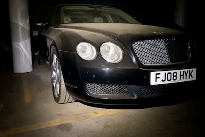 Un Bentley Continental Flying SpurB cubierto de polvo y suciedad