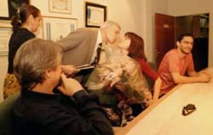 Con un beso a Susu Pecoraro, entre Jorge Marrale y Leonardo Sbaraglia, el productor Alejandro Romay sellaba su acuerdo con los actores para la primera puesta porteña de Closer