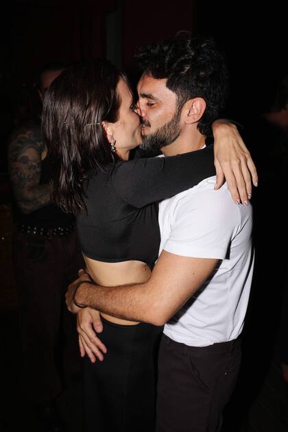 Un beso de novela después de soplar las velitas.