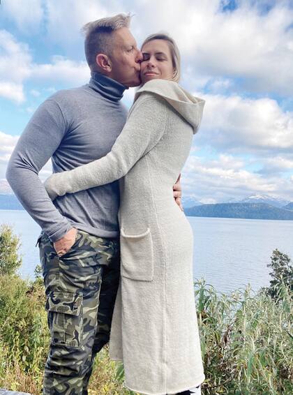 Un beso en los jardines del hotel Luma, una casa de montaña donde se hospedaron en Villa La Angostura. En Bariloche durmieron en el Llao Llao