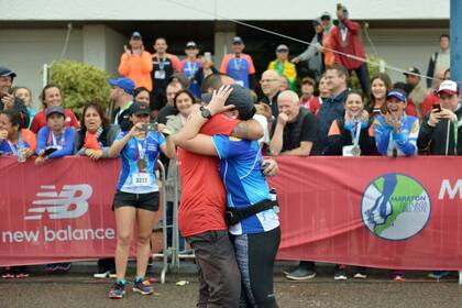 Un beso y un abrazo, luego de darle el sí