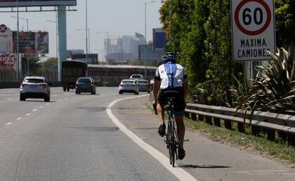 Un bicicleta circula por la avenida Lugones pese a la prohibición