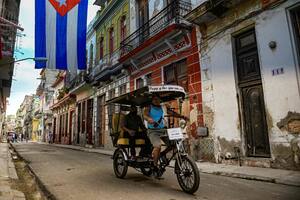 Los cubanos sienten el rigor de una inflación desbocada en el mercado informal de divisas: 6900%