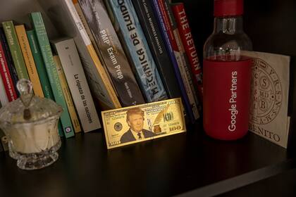 “Un ‘mini Trump’”: la comparación de The New York Times de Milei con el expresidente de EE.UU. 5 Un billete de cien dólares con la imagen de Donald Trump en la oficina de uno de los asesores de Javier Milei en Buenos Aires, el 10 de octubre de 2023.