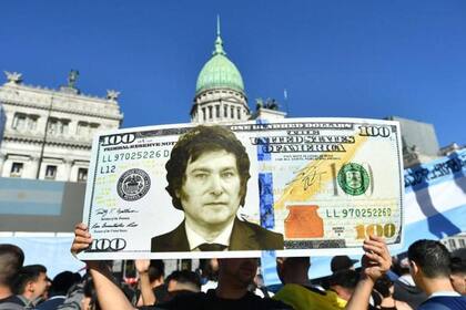 Un billete de US$100 con la cara de Javier Milei