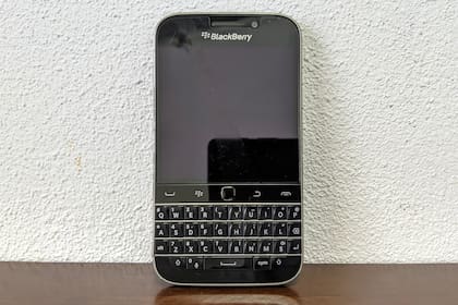 Un BlackBerry Classic de 2014; parte de la popularidad de la plataforma en la primera década del siglo se debía a su teclado Qwerty y sus herramientas de mensajería instantánea y correo electrónico