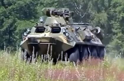 Un blindado ligero BTR-60 de 1959 utilizado en Ucrania