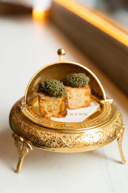 Un bocado para el desmayo: canapé de caviar con pan de masa madre aireado.