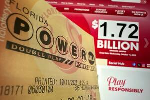 Un boleto de la lotería Powerball, fotografiado el 11 de octubre de 2023, en Surfside, Florida. (AP Foto/Wilfredo Lee)