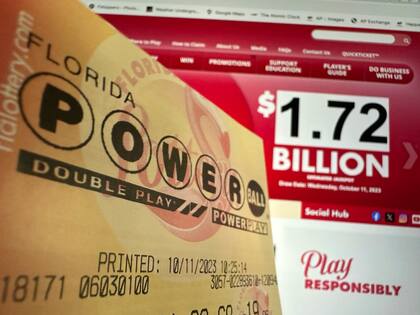 Un boleto de la lotería Powerball, fotografiado el 11 de octubre de 2023, en Surfside, Florida. (AP Foto/Wilfredo Lee)