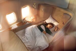 Un boleto de primera clase en algunas aerolíneas puede ofrecer habitaciones y ducha