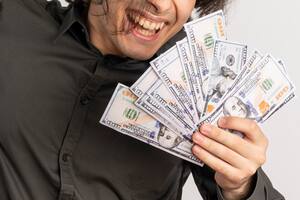 Un boleto vendido en Gardena acertó cinco números principales y obtuvo 377.050 de dólares, mientras que jugadores de Iowa, Massachusetts y Maryland recibieron 1 millón cada uno