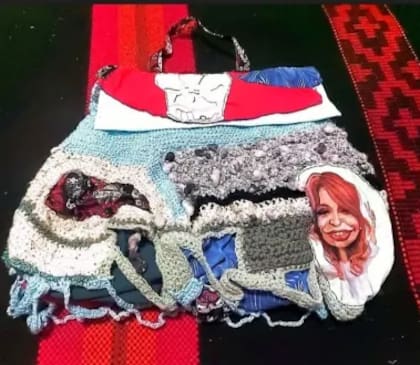 Un bolso decorado con una caricatura de Cristina, hecho por Marcela Acuña en prisión