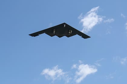 Un bombardero B-2 llega a la Base Aérea Whiteman, Missouri, el domingo 22 de junio de 2025. (AP Foto/David Smith)