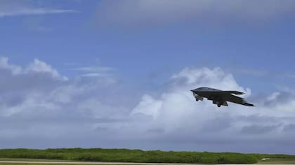 Un bombardero de Estados Unidos despega de la base Diego García (Archivo)