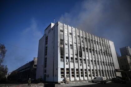 Un bombero camina mientras el humo sale de un edificio de un instituto de investigación, parte de la Academia Nacional de Ciencias de Ucrania, después de un ataque en el noroeste de Kiev, el 22 de marzo de 2022. 