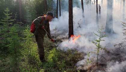 Un bombero combate un incendio forestal en la región de Yakutia