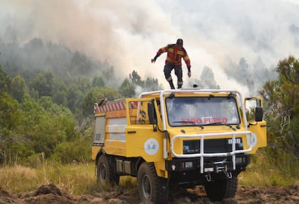 Un bombero es visto en el sitio de un incendio forestal, en la localidad de Epuyén, en la provincia de Chubut, Argentina