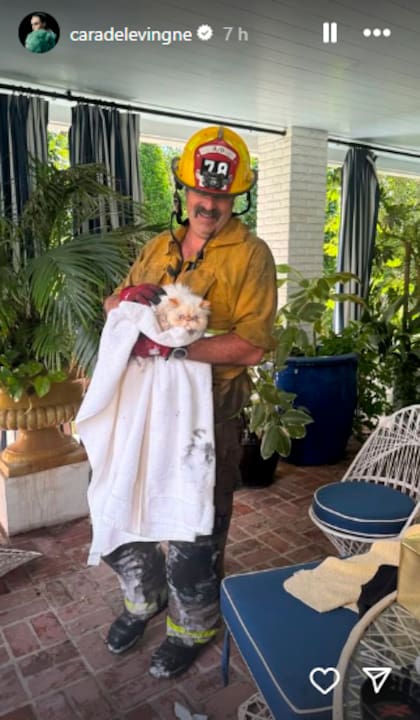 Un bombero que participó del operativo, junto con una de las mascotas de la actriz