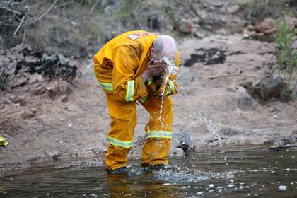 Un bombero se lava la cara en el Alpine National Park