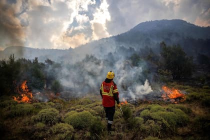 Un bombero trabaja contra el fuego en las afueras de Epuyén