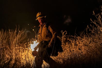 Un bombero trabaja en Somis, California