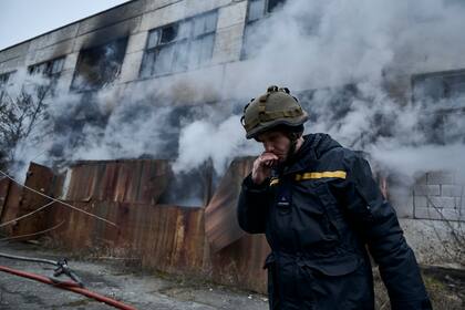 Un bombrero ucraniano toma un descanso luego de un ataque ruso contra una zona industrial en Kherson, el 5 de febrero de 2023