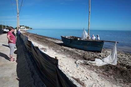 Un bote abandonado en la costa de Marathon luego de ser usado por balseros cubanos el 5 de enero de 2023.
