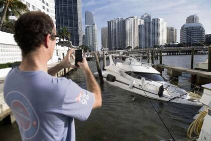Un bote semihundido en una marina, a metros del centro de Miami, tras el paso de Irma