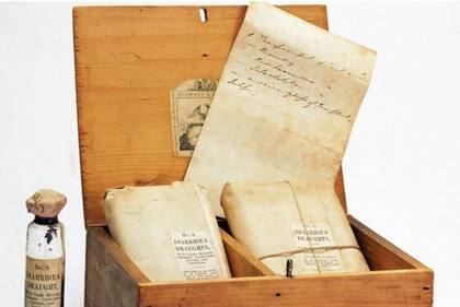 Un botiquín para el cólera en 1849-1900 que contiene medicamentos para el tratamiento de la enfermedad gastrointestinal infecciosa. Incluye gotas de opio para aliviar el dolor y otras con catechu para reducir la inflamación en el revestimiento de los intestinos, así como instrucciones para mezclar l