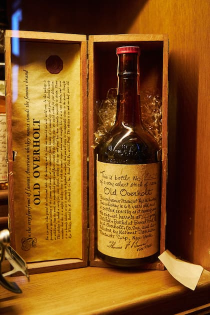 Un Bourbon es la botella más antigua de su colección
