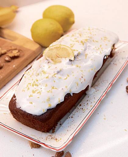 Un budín de limón con glaseado