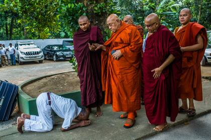 Un budista esrilanqués haciendo una reverencia frente a Sitagu Sayadaw, en Delgoda, Sri Lanka