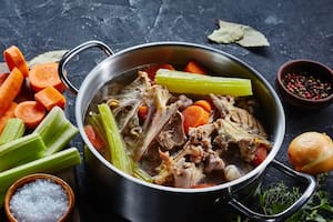 Un buen caldo de huesos debe hervir a fuego lento durante un mínimo de seis horas si realmente se desea extraer el colágeno de sus ingredientes