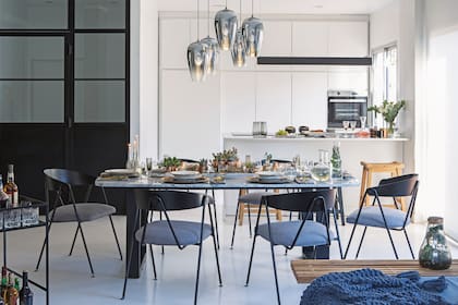 Un buen ejemplo de que las cocinas integradas acortan distancias y son ideales para celebraciones. Atrás, la barra suma superficie de apoyo.