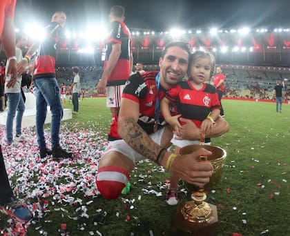 Un buen momento: su hija Imalai, una copa y el legendario Maracanã; en Flamengo obtuvo el campeonato Carioca de 2017.