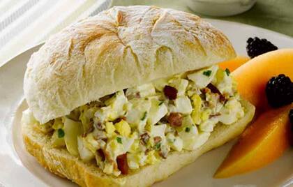 Un buen sándwich de huevo con mayonesa.