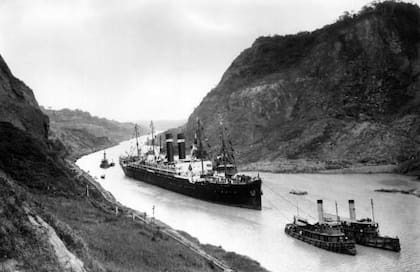 Un buque de pasajeros transita el canal de Panamá en el año 1915