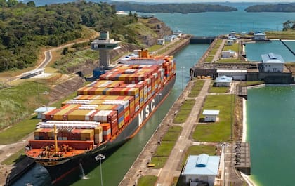 Un buque gigante pasa por el Canal de Panamá. Esta vía tampoco está libre de riesgos para el comercio internacional 