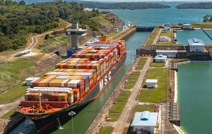 Un buque gigante pasa por el Canal de Panamá. Esta vía tampoco está libre de riesgos para el comercio internacional