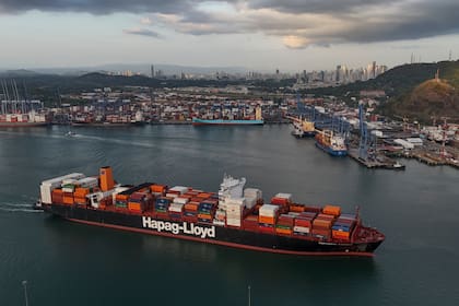 Un buque mercante navega por el puerto de Balboa, gestionado por CK Hutchison Holdings, en el Canal de Panamá