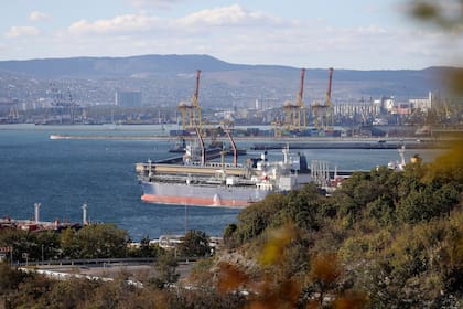 Un buque petrolero en el Complejo Sheskharis, en Novorossiysk, Rusia, el 11 de octubre del 2022 (Foto AP)