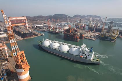 Un buque similar al que se usará para exportar gas licuado desde la Argentina al mundo