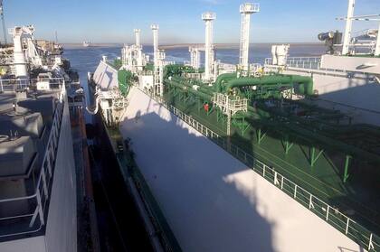 Un buque tanque cargado con gas licuado se conectaba al Exemplar (izq.) para traspasarle su carga para regasificarla y llevarla a la red